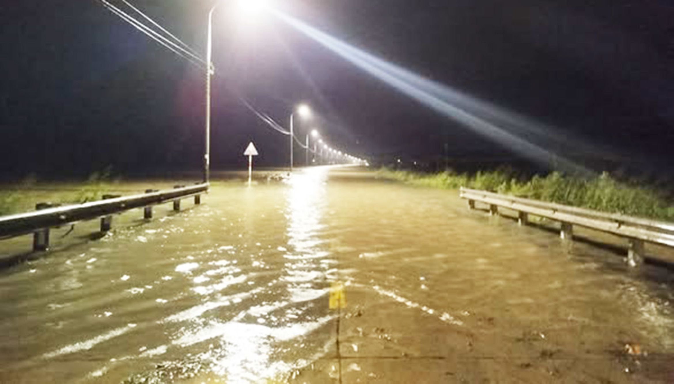 武嘉河、秋盆河水位迅速上涨,岘港多地洪水泛滥